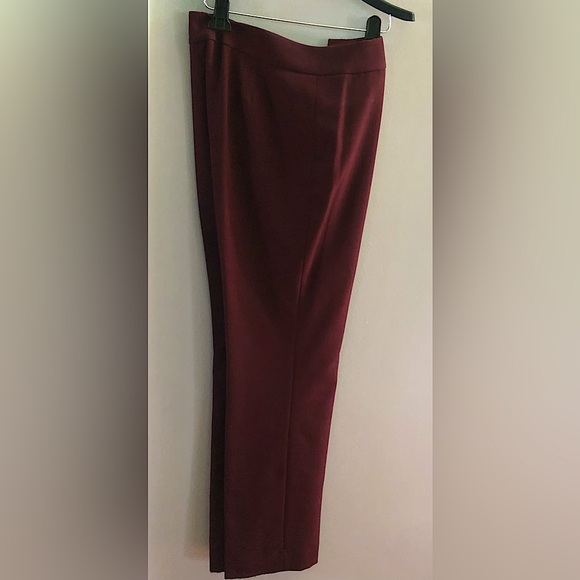 Tahari Arthur S. Levine Women’s lined jacket and pant suit in a deep wine shade - Picture 5 of 16